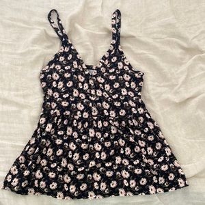 Super soft stretchy, flattering tank top size S